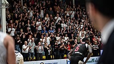 OVACE VE STOJE. Díntí basketbalisté doma udolali Nymburk.