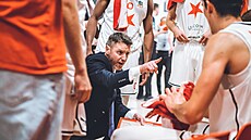 Trenér Lubomír Rika hovoí ke svencm ze Slavie.