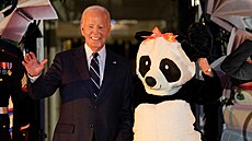 Americký prezident Joe Biden s man�elkou v Bílém dom� uvítali ve�ejnost v rámci...