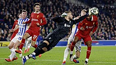 eský gólman Vítzslav Jaro a jeden z jeho zákrok v utkání s Brightonem.