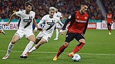 Úto�ník Patrik Schick (vpravo) v pohárovém utkání proti Elversbergu.