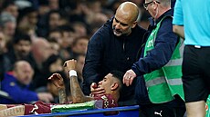 Pep Guardiola, trenér Manchesteru City, ut�uje zran�ného k�ídelníka Savinha na...