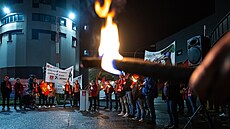 29. íjna 2024, Osnabrück: Zamstnanci Volkswagenu stojí s pochodnmi pi...