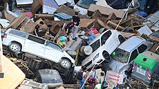 Lidé lezou po nahromad�ných autech po záplavách v Sedavi ji�n� od Valencie na...