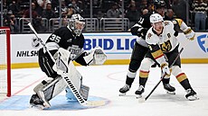 Gólman Los Angeles Darcy Kuemper sleduje situaci ped svou brankou, stejn tak...