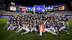 Baseballisté Los Angeles Dodgers radostn� pózují na týmové fotografii s pohárem...