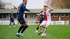 David Mou�ka z Krom��í�e (vpravo) se sna�í dostat pod kontrolu balon b�hem...