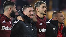 Spar�anský obránce Ellias Cobbaut (vlevo) p�i d�kova�ce se spoluhrá�i...