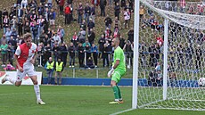 Slávistický úto�ník Conrad Wallem p�ekonává hlavou branká�e Martina Kellera z...