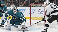 Branká Vítek Vanek ze San Jose elí anci Trevora Moorea z Los Angeles.