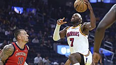 Buddy Hield  z Golden State se chystá zakon�it na ko� New Orleans. Sleduje ho...