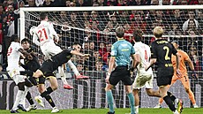 Robin Gosens (ve výskoku) z Fiorentiny st�ílí gól v zápase s FC Janov.