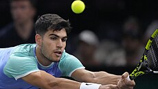 Carlos Alcaraz v duelu s Ugem Humbertem na turnaji v Pa�í�i.