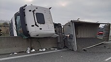 Nákladní v�z p�evá�ející �t�rk narazil do svodidel a poté se p�es n� p�evrátil...