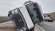 Nákladní v�z p�evá�ející �t�rk narazil do svodidel a poté se p�es n� p�evrátil...