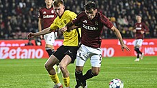 Sparanský záloník Qazim Laci (vpravo) v pohárovém zápase s Brnem.