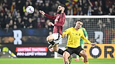Elias Cobbaut (ve výskoku) b�hem svého spar�anského debutu v pohárovém zápase s...