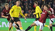 Spar�anský kapitán David Pavelka jde do skluzu v pohárovém utkání s Brnem.