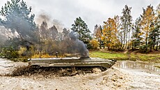 Sb�ratelé vojenské techniky rozjezdili t�n� a cesty v P�írodní památce Na...
