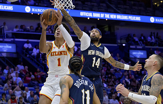 Jalen Johnson z Atlanty zakon�uje na ko� New Orleans.