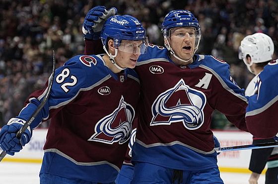 eský útoník Ivan Ivan (vlevo) a Nathan MacKinnon )oslavují gól Colorada.