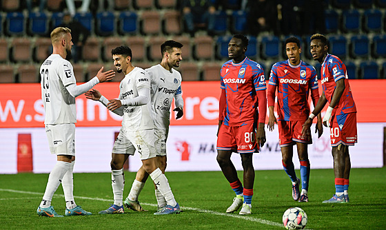 Fotbalisté Slovácka oslavují výhru nad Plzní.