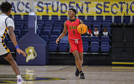 Americký rozehráva Quentin Hardrict.