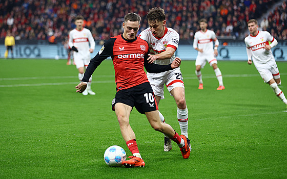 Florian Wirtz (vlevo) z Leverkusenu a Anthony Rouault ze Stuttgartu.