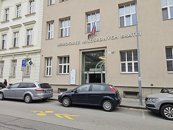 V areálu brn�nské Nemocnice Milosrdných brat�í z�stávají pytle s pískem i m�síc...
