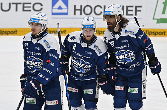 Kristián Pospí�il, Adam Zbo�il a Peter Mueller z Komety Brno odjí�d�jí z ledu...