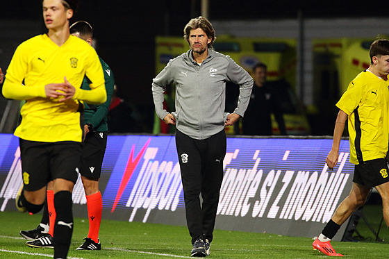 Brn�nský trenér Marek Zúbek b�hem zápasu mláde�nické Ligy mistr� proti...