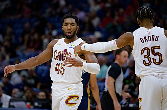 Donovan Mitchell a Isaac Okoro z Cleveland Cavaliers  se radují v zápase s New...