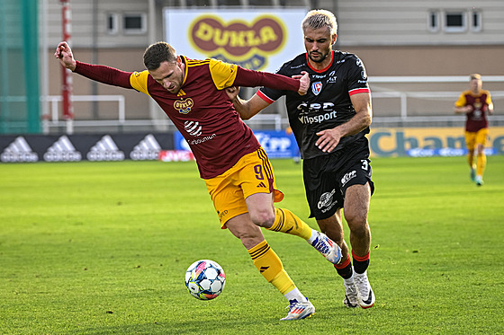 Louis Lurvink z Pardubic stíhá Murise Me�anovi�e z Dukly Praha.