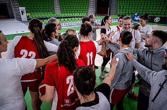 �eské basketbalistky po tréninku v Janov�.