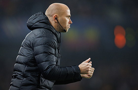 Jens Askou asistent trenéra Sparty sleduje zápas Ligy mistr� proti Brestu.