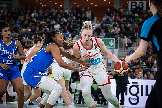 Julia Reisingerová se probíjí italskou defenzivou.