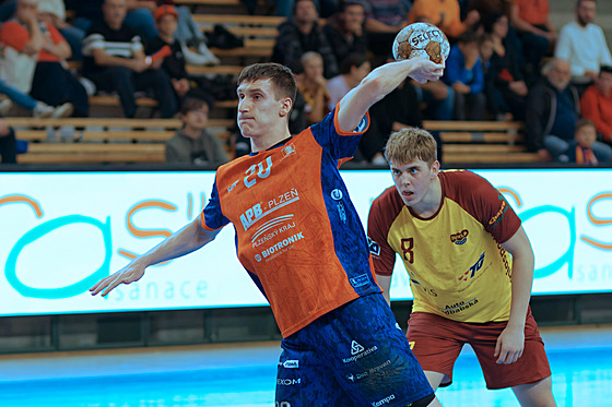 Dominik Skopár z Plzn� st�ílí v zápase proti Dukle Praha.