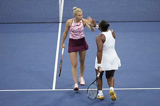 Kate�ina Siniaková a Taylor Townsendová se radují b�hem �ty�hry na US Open.