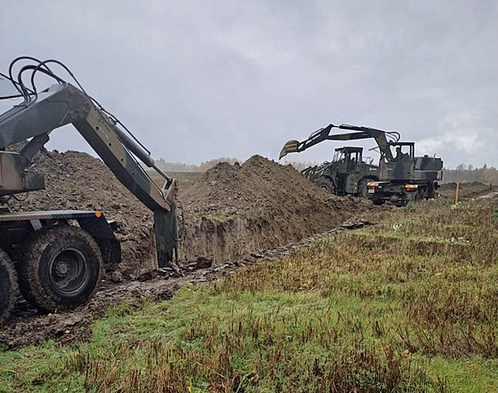Na východní hranici Polska za�ala výstavba prvních �ástí opevn�ní, které má...
