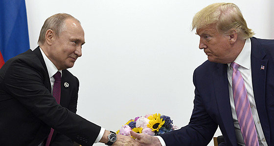 Americký prezident Donald Trump si potásá rukou s ruským prezidentem...