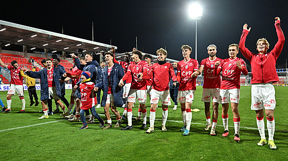 Pardubi�tí fotbalisté slaví vít�zství nad Jabloncem.