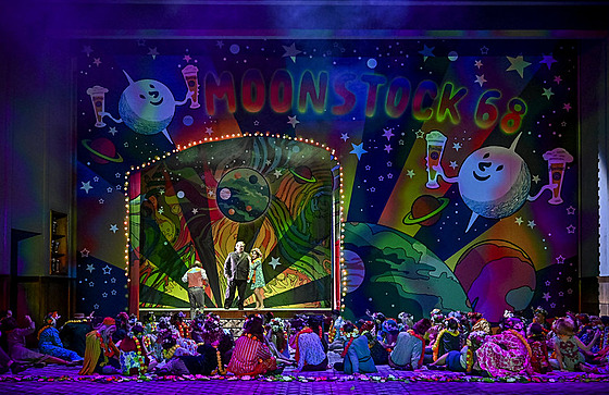 Scéna z inscenace Janá�kovy opery Výlety pán� Brou�kovy v Národním divadle Brno