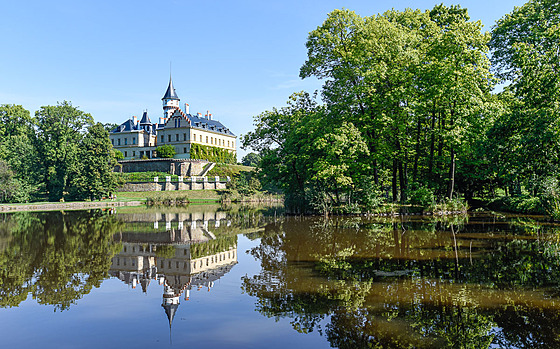 Zámek Radu� obklopuje park s n�kolika rybníky.