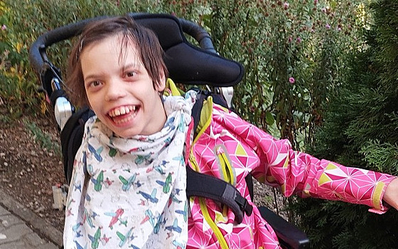 Kv�li d�tské mozkové obrn� je Adélka upoutaná na vozík a vy�aduje celodenní...