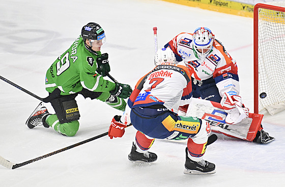 Mladoboleslavský úto�ník Jan Závora prost�eluje Romana Willa v brance Pardubic.