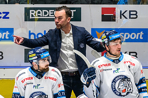 Liberecký trenér Filip Peán hlasit gestikuluje.