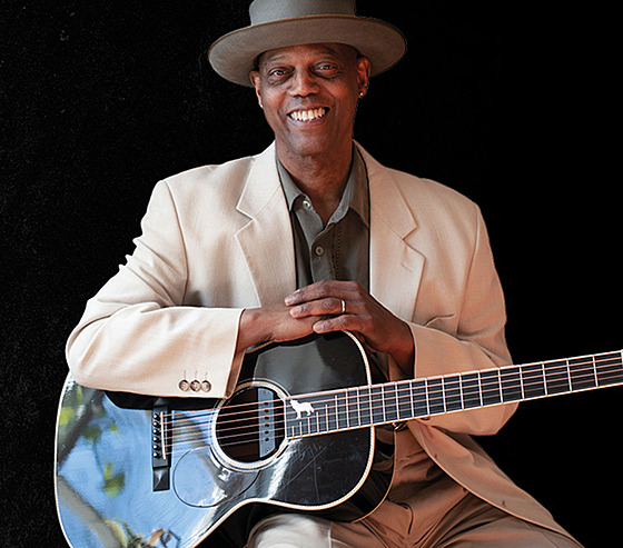 Hvzda loského roníku festivalu Blues Alive Eric Bibb.