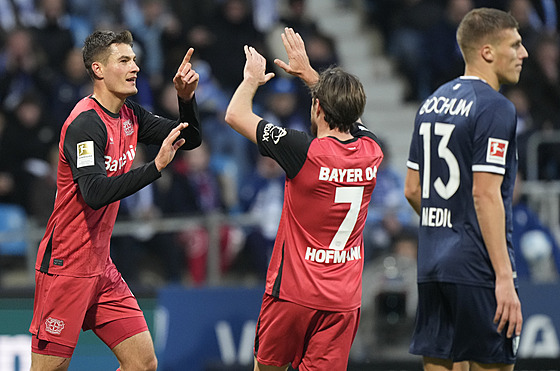 Patrik Schick slaví se záloníkem Leverkusenu Jonasem Hofmannem gól, který...