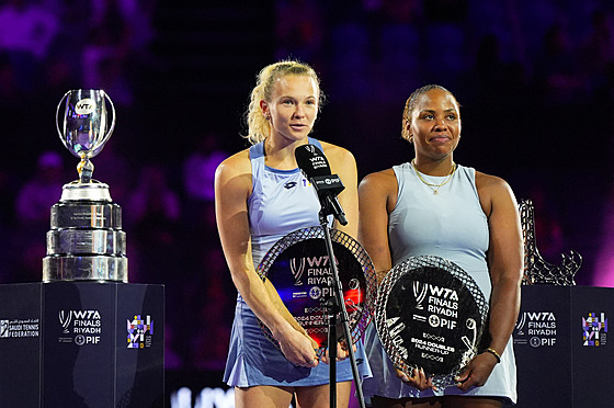 Kate�ina Siniaková a Taylor Townsendová p�ebírají trofeje pro finalistky...