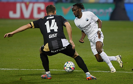 Hradecký Jakub Klíma brání v rozb�hu Azizi Kayondovi z Liberce.